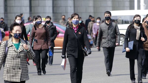 Pedestres caminham de máscaras protetoras na capital da Coreia do Norte, Pyongyang, 1º de abril de 2020 - Sputnik Brasil