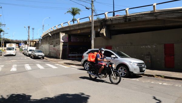 Trabalho informal: entregador em rua de Campinas vazia diante do coronavírus - Sputnik Brasil