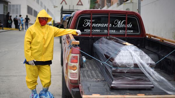 Agente funerário usando um macacão de proteção contra o coronavírus em Guayaquil, Equador - Sputnik Brasil