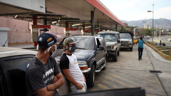 Pessoas usando máscaras em um posto de gasolina em Caracas, Venezuela - Sputnik Brasil