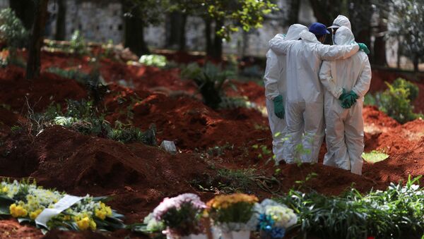 Coveiros com trajes de protecção no cemitério de Vila Formosa, o maior cemitério do Brasil - Sputnik Brasil
