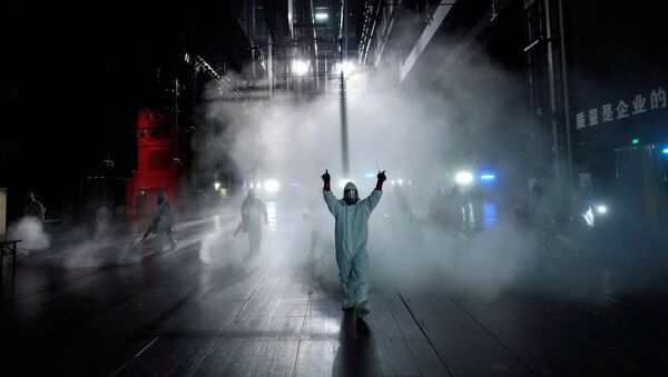 Time de voluntários desinfeta teatro na cidade chinesa de Wuhan, na província de Hubei, 2 de abril de 2020 - Sputnik Brasil