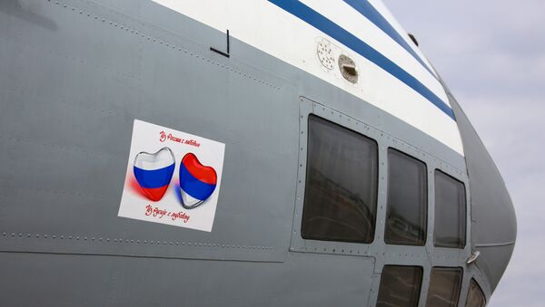 Avião de transporte Il-76 da Força Aeroespacial da Rússia, com especialistas militares e equipamentos a bordo para prestar auxílio à Sérvia, no aeródromo militar Chkalovsky - Sputnik Brasil