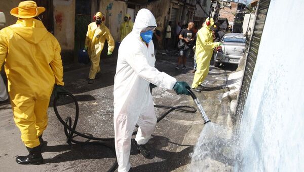 Funcionários da prefeitura realizam higienização da comunidade Vila Ipiranga em Niterói (RJ), em combate ao novo coronavírus - Sputnik Brasil