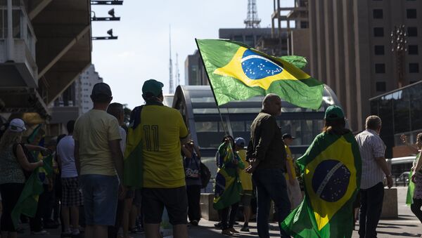 Manifestantes com bandeiras do Brasil e cartazes protestam contra governador de São Paulo, João Doria, que impôs medida de isolamento social para conter pandemia, em frente à Fiesp, 5 de abril de 2020 - Sputnik Brasil