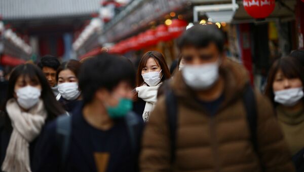 Pessoas usando máscaras de proteção durante pandemia do coronavírus, em Tóquio, Japão, 8 de março de 2020 - Sputnik Brasil