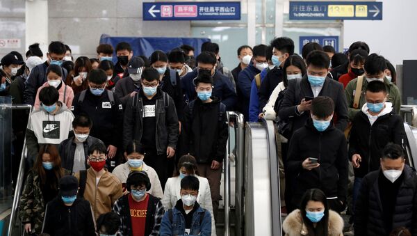 Pessoas com máscaras protetoras no metrô de Pequim, na China, 7 de abril de 2020 - Sputnik Brasil