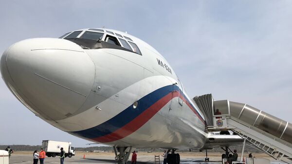 Avião russo, no Aeroporto Internacional de Maiquetía, na Venezuela, entrega segundo lote de testes para COVID-19 doados pela Rússia ao país aliado. A entrega foi realizada em 8 de abril de 2020 - Sputnik Brasil