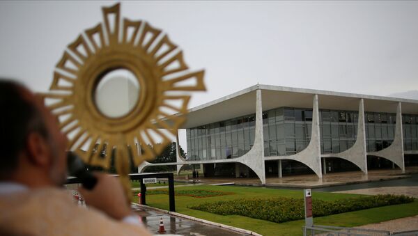 Padre Bruno Costa, da comunidade Canção Nova, abençoa fiéis, perto do Palácio do Planalto, em Brasília, 8 de abril de 2020 - Sputnik Brasil