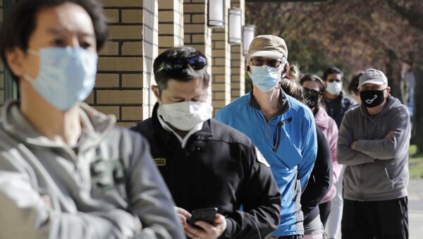 Pessoas usando máscaras protetoras na rua nos Estados Unidos - Sputnik Brasil