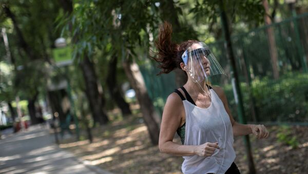 Mulher usa proteção facial para correr no parque na Cidade do México, 8 de abril de 2020 - Sputnik Brasil