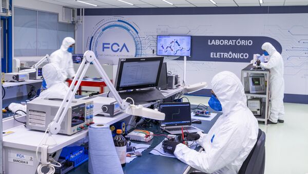 Laboratório dentro de fábrica da Fiat para manutenção e reparo de ventiladores pulmonares - Sputnik Brasil