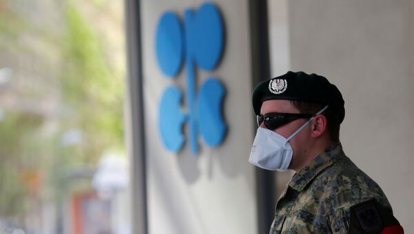 Soldado de máscara protetora faz a segurança da sede da Organização dos Países Exportadores de Petróleo (OPEP), em Viena, Áustria, 9 de abril de 2020 - Sputnik Brasil