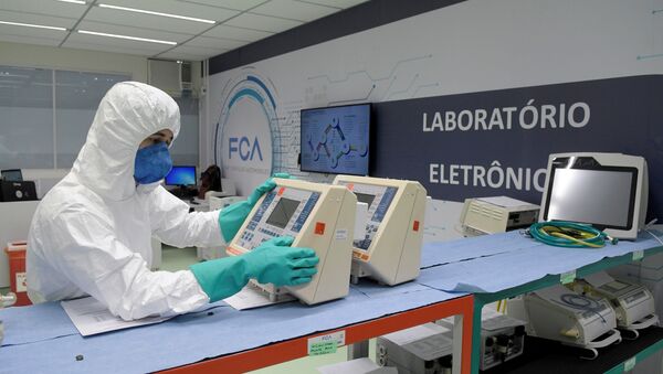 Técnico da Fiat Chrysler Automobiles reparando ventiladores no laboratório da companhia em meio à pandemia da COVID-19, Betim, Brasil, 8 de abril de 2020 - Sputnik Brasil