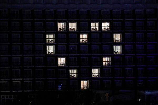 Vista exterior do hotel The 101 mostrando quartos iluminados em forma de um coração como forma de agradecimento e apoio aos profissionais de saúde que lutam contra a COVID-19, em Bogor, na Indonésia - Sputnik Brasil