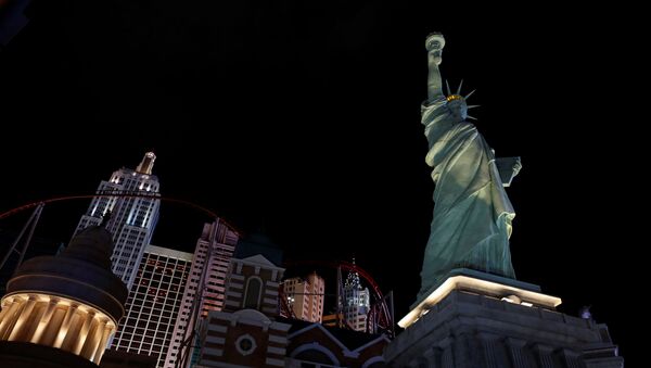 Réplica da Estátua da Liberdade iluminada no exterior do encerrado resort e cassino New York-New York na alameda Strip em Las Vegas, Nevada, EUA, em 10 de abril de 2020 - Sputnik Brasil