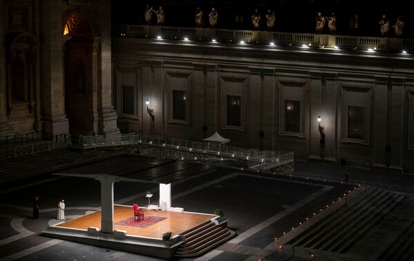 Papa Francisco lidera a procissão Via Crucis durante as celebrações da Sexta-Feira Santa - Sputnik Brasil