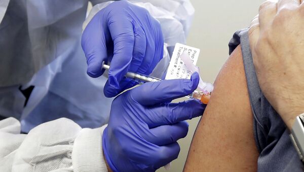Paciente recebe vacina experimental contra a COVID-19 em Seattle, nos EUA (foto de arquivo) - Sputnik Brasil