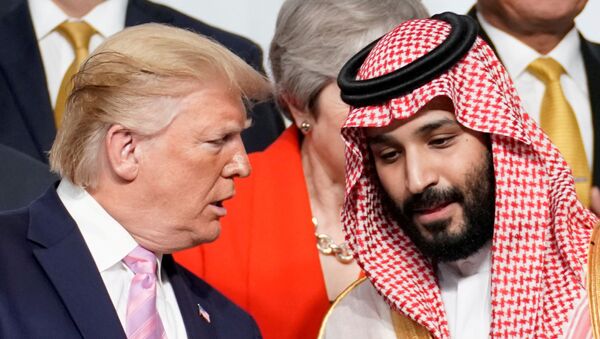 Presidente norte-americano Donald Trump fala com príncipe saudita Mohammed bin Salman durante cimeira dos líderes do G20 em Osaka, Japão (foto de arquivo) - Sputnik Brasil