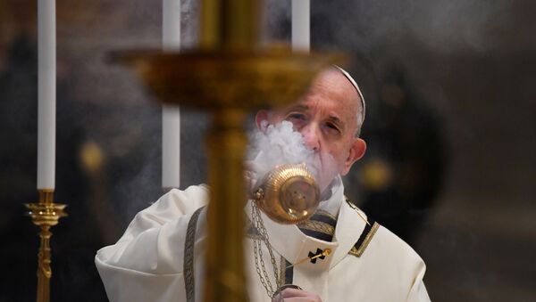 Papa Francisco celebra missa de Páscoa com a tradicional bênção na Basílica de São Pedro, no Vaticano, sem a presença de fiéis, 12 de abril de 2020 - Sputnik Brasil