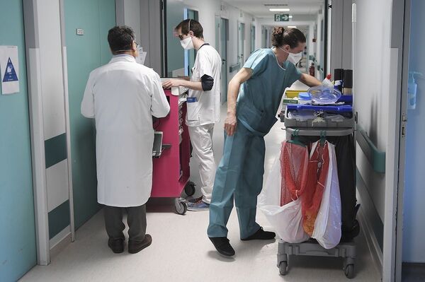 Premiê francês alerta para '2ª onda', mas mundo deve aprender a conviver com a COVID-19 - Sputnik Brasil