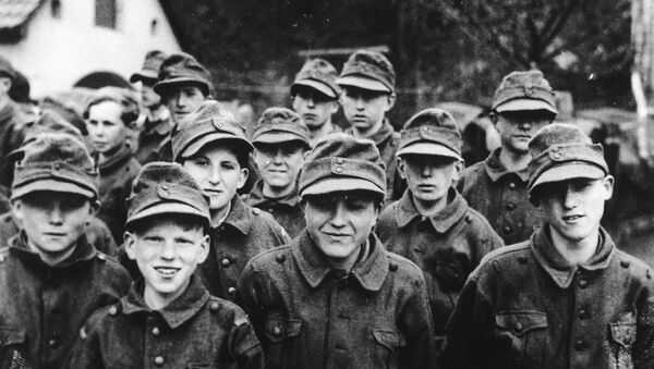 Crianças alemãs em uniforme da milícia nacional Volkssturm (Tormenta do povo), abril de 1945 - Sputnik Brasil
