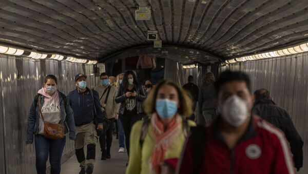 Passageiros usam máscaras para se proteger do novo coronavírus em uma estação de metrô de Barcelona, na Espanha. - Sputnik Brasil