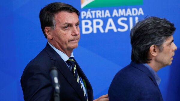 Presidente Jair Bolsonaro após anunciar nomeação do novo ministro da Saúde, Nelson Teich, 16 de abril de 2020 - Sputnik Brasil