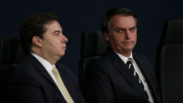 Presidente Jair Bolsonaro participa, ao lado do presidente da Câmara dos Deputados, Rodrigo Maia (DEM-RJ), de solenidade de posse nos novos procuradores do Ministério Público - Sputnik Brasil