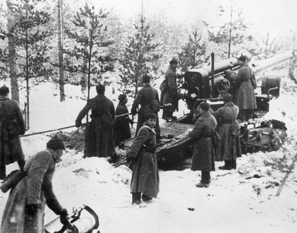Guerra soviético-finlandesa de 1939-1940. Soldados do Exército Vermelho disparam contra fortificações finlandesas na Carélia (foto de arquivo) - Sputnik Brasil