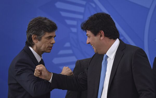 Nelson Teich (à esq.), cumprimenta o ex-ministro da pasta, Luiz Henrique Mandetta Nelson Teich (à esq.), cumprimenta o ex-ministro da pasta, Luiz Henrique Mandetta - Sputnik Brasil