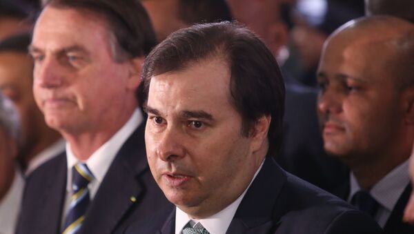 Presidente Jair Bolsonaro deixa a Câmara dos Deputados acompanhado pelo presidente da Casa, deputado Rodrigo Maia - Sputnik Brasil