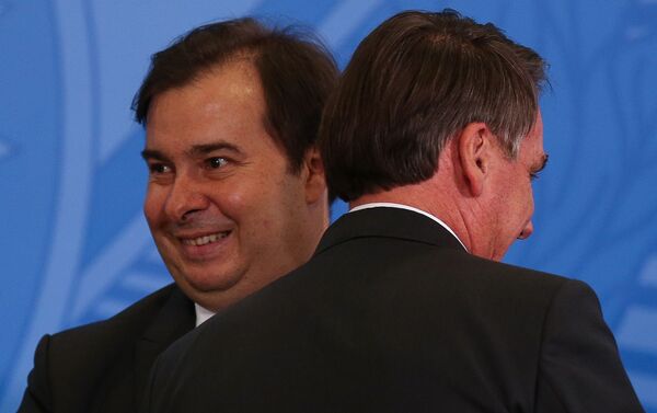 Rodrigo Maia e o presidente Jair Bolsonaro durante evento no Planalto - Sputnik Brasil