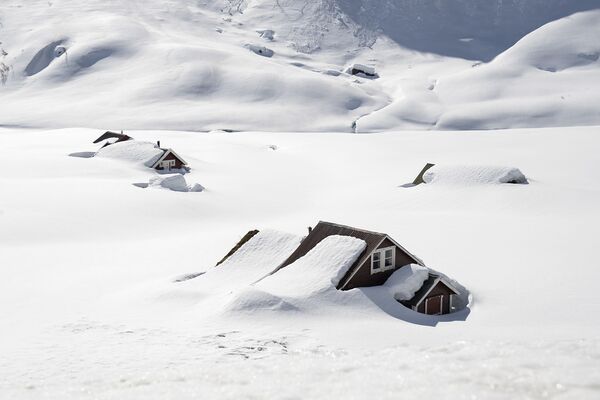 Casas sob neve em Vikafjellet, no leste da Noruega, em meio à pandemia, 10 de abril de 2020 - Sputnik Brasil