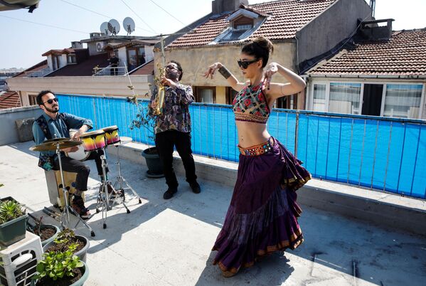 Dançarina Su Sevda Uzun se apresenta em terraço de casa durante a pandemia do coronavírus, em Istambul, Turquia, 13 de abril de 2020 - Sputnik Brasil