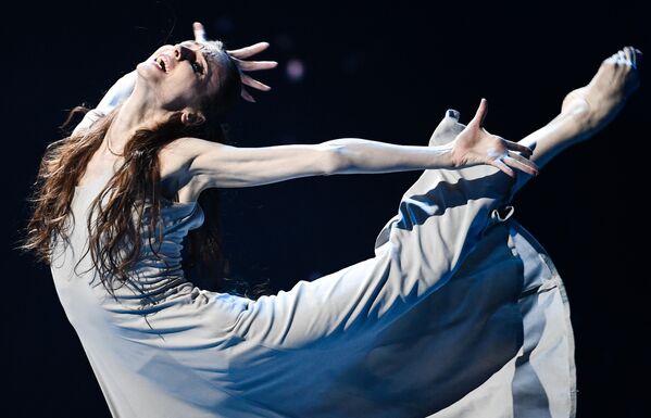 Bailarina Svetlana Zakharova durante concerto beneficente no palco do Teatro Bolshoi, em Moscou, Rússia - Sputnik Brasil
