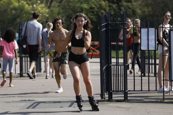 Pessoas se exercitam no Victoria Park, no leste de Londres, 11 de abril de 2020 - Sputnik Brasil