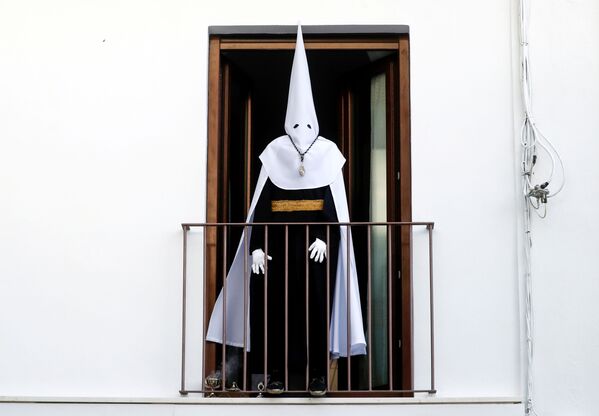 Vestes de penitente na varanda de uma casa após cancelamento de procissão em meio à epidemia do coronavírus, durante a Semana Santa em Ronda, no sul da Espanha, 10 de abril de 2020 - Sputnik Brasil