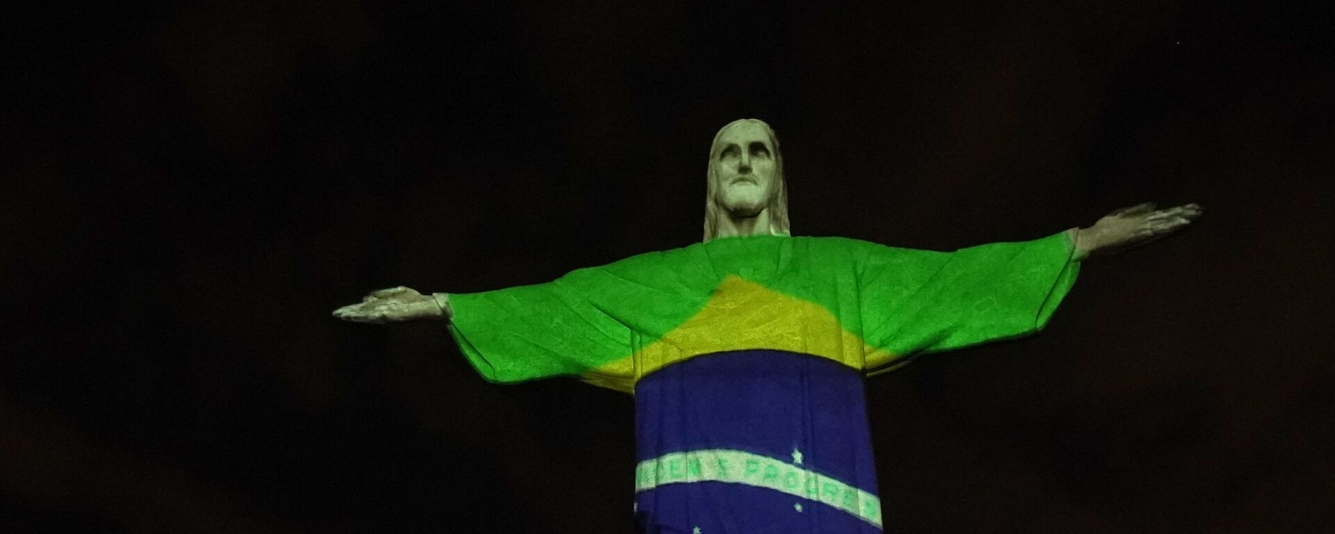 Estátua do Cristo Redentor iluminada com a bandeira do Brasil durante a pandemia de COVID-19. Rio de Janeiro, 12 de abril de 2020 - Sputnik Brasil, 1920, 05.02.2024