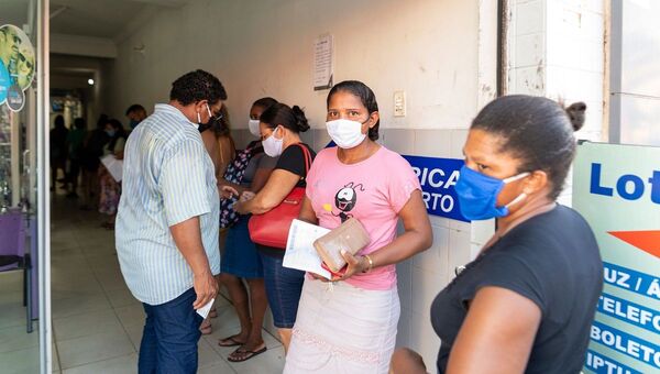 Mato-grossenses usando máscaras (foto de arquivo) - Sputnik Brasil