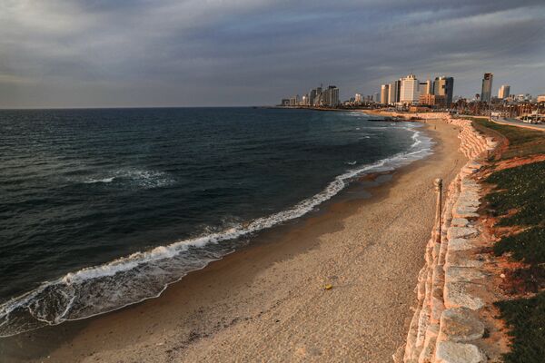 Praia vazia na cidade mediterrânea de Jaffa, em Israel, durante isolamento social devido à pandemia do coronavírus, 15 de abril de 2020 - Sputnik Brasil