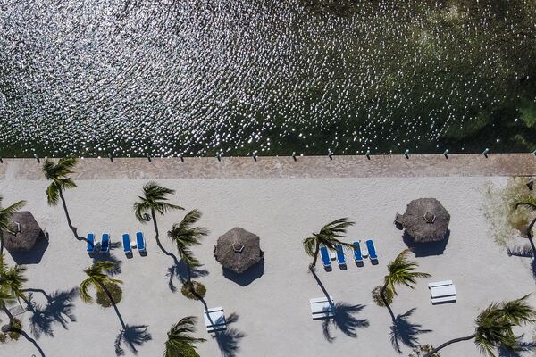 Vista aérea mostra praia deserta em Windley Key, ao sul de Miami, durante pandemia do coronavírus, 22 de março de 2020 - Sputnik Brasil