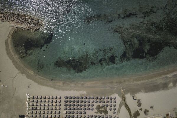 Praia da zona costeira de Atenas, vazia para conter a propagação da COVID-19, 11 de abril de 2020 - Sputnik Brasil