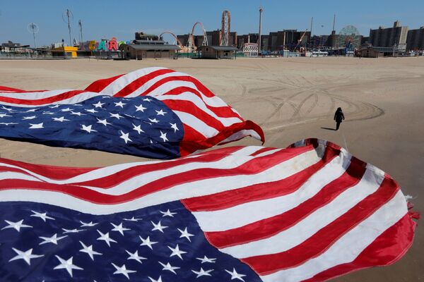 Bandeiras dos Estados Unidos estiradas na praia de Coney Island durante a pandemia do coronavírus no Brooklyn, Nova York, 19 de abril de 2020 - Sputnik Brasil