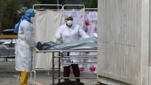Corpo de vítima da COVID-19 é transportado por agentes de saúde, em Manaus (AM), 17 de abril de 2020 - Sputnik Brasil