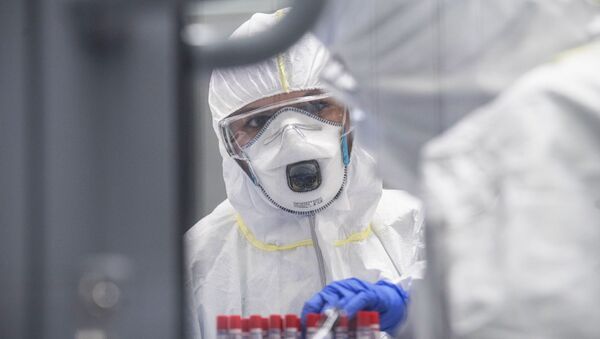 Técnico de laboratório fazendo testes de detecção de infecção por coronavírus (foto de arquivo) - Sputnik Brasil
