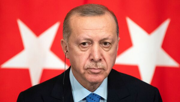 Presidente turco Tayyip Erdogan participando de uma coletiva de imprensa - Sputnik Brasil