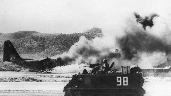 Vietnã do Sul. Avião norte-americano ardendo na pista perto da vila de Dak To, 1967 - Sputnik Brasil