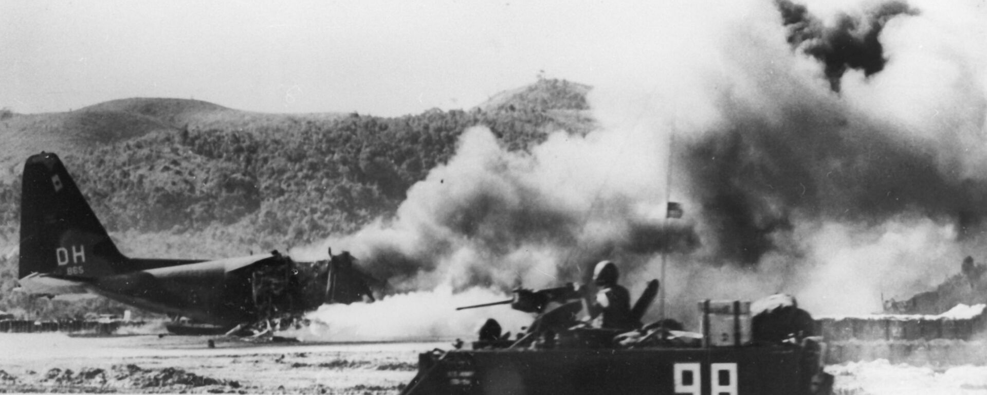 Vietnã do Sul. Avião norte-americano ardendo na pista perto da vila de Dak To, 1967 - Sputnik Brasil, 1920, 21.04.2020