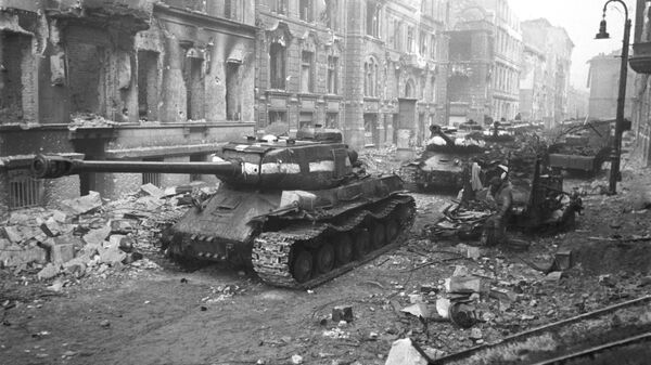 Tanques soviéticos nas ruas de Berlim em 1945 - Sputnik Brasil